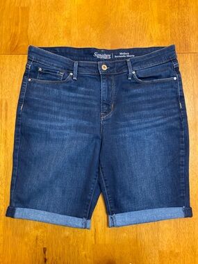Signature by Levi Strauss Bermuda Dk Blue, Roll Cuff Denim Shorts Women size 34.
